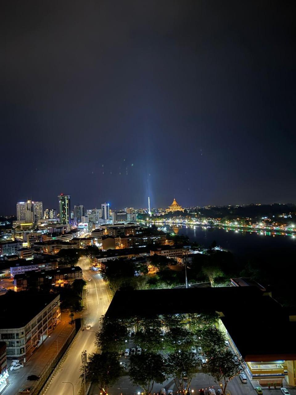 Riverine Kuching Luxury 4Pax With Balcony Facing Waterfront View Dış mekan fotoğraf