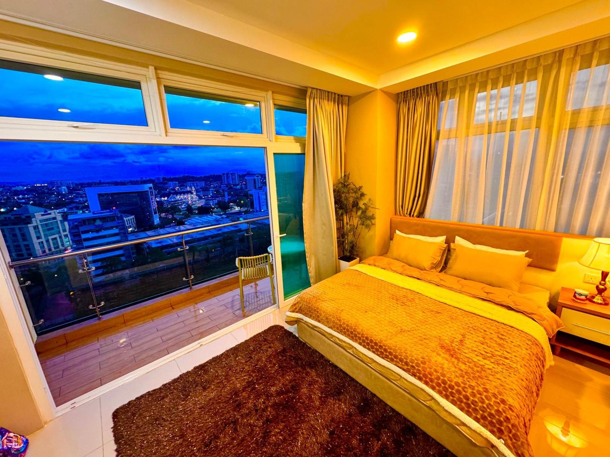 Riverine Kuching Luxury 4Pax With Balcony Facing Waterfront View Dış mekan fotoğraf