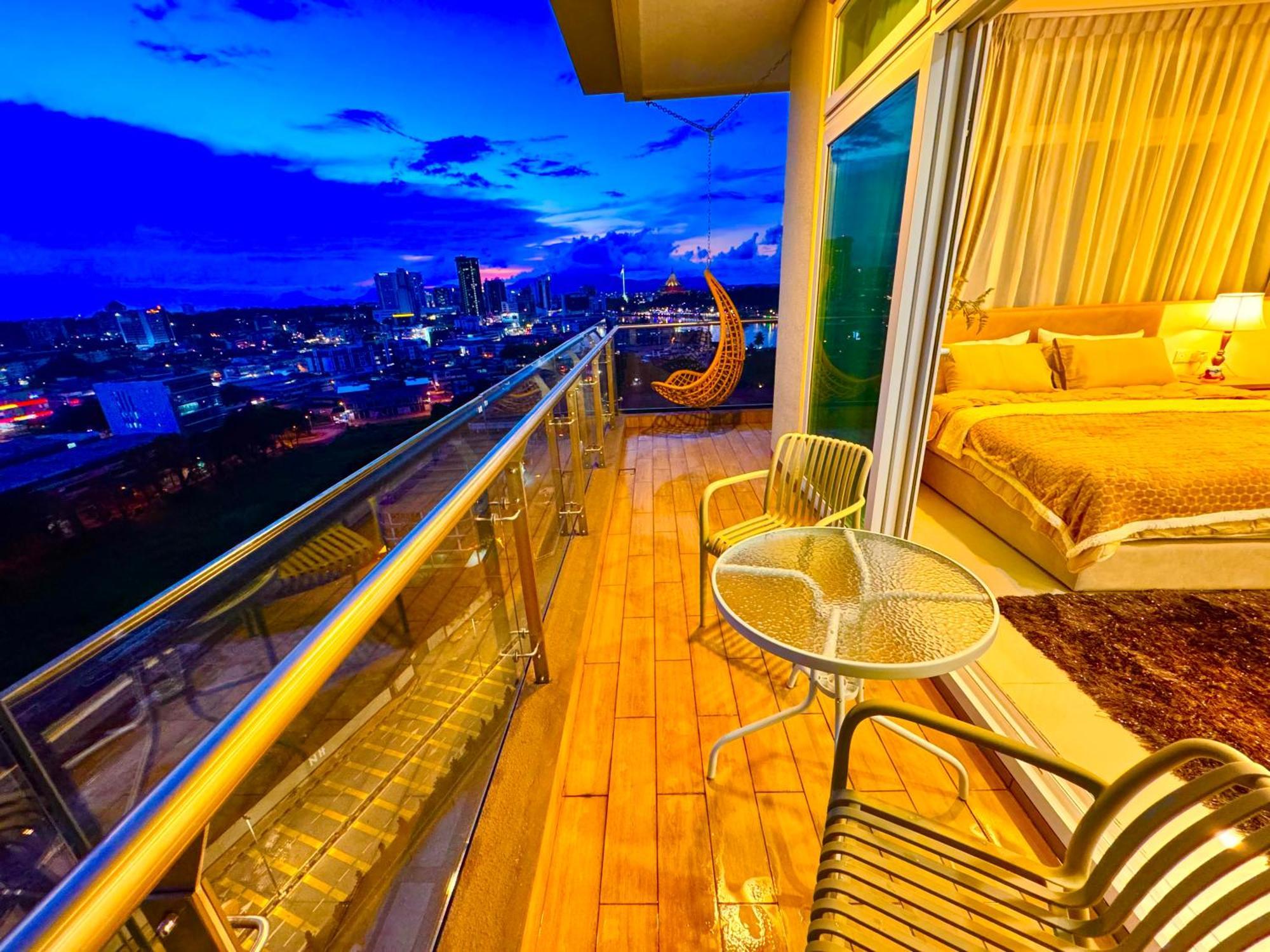Riverine Kuching Luxury 4Pax With Balcony Facing Waterfront View Dış mekan fotoğraf