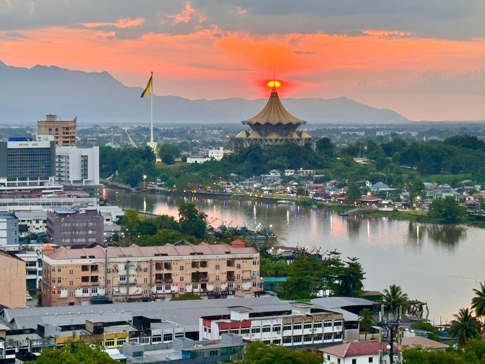 Riverine Kuching Luxury 4Pax With Balcony Facing Waterfront View Dış mekan fotoğraf